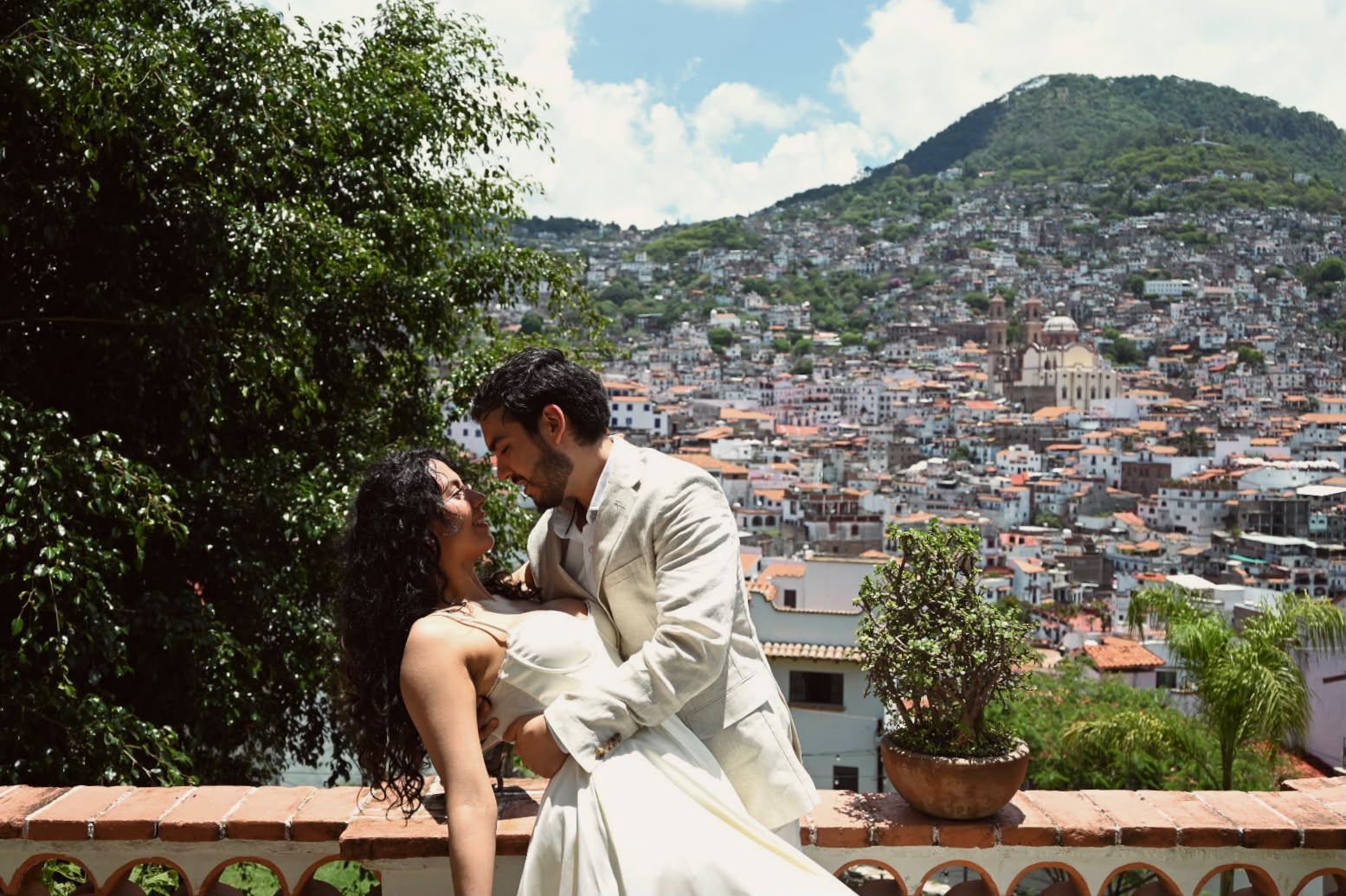 Zayra & Ivan abrazados con el paisaje de Taxco de Alarcón de fondo