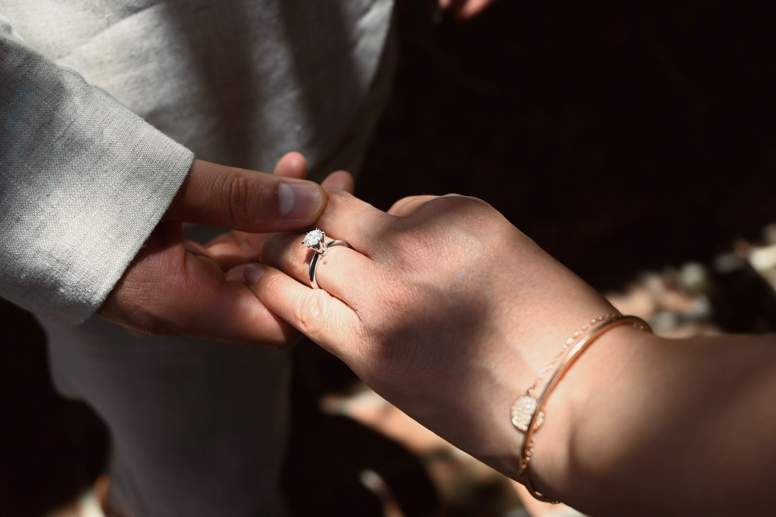 Primer plano del anillo de compromiso de Zayra